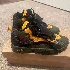 Nike Air Speed Turf GS Size 5Y, 7women